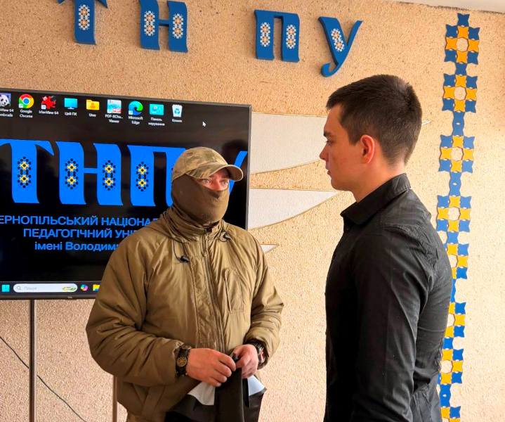 Студентський декан історичного факультету Іван Міщій висловлює слова вдячності захиснику